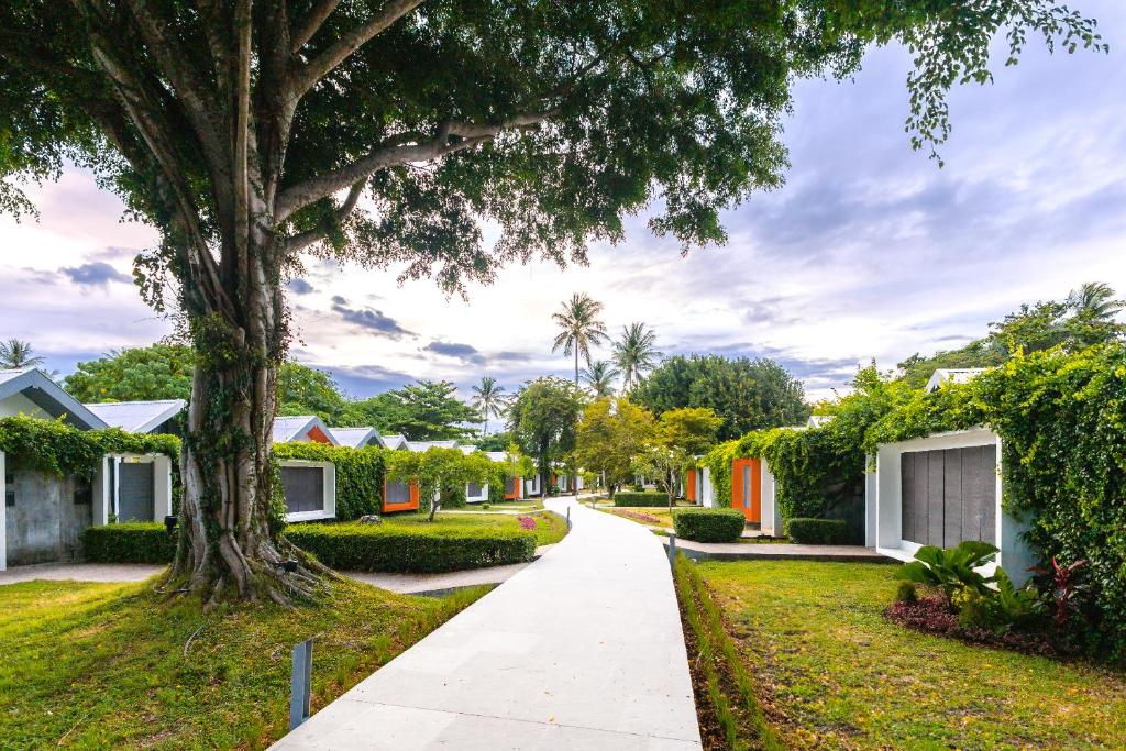 Tolani Resort Koh Samui 03 Tolani Resort Koh Samui Footpath